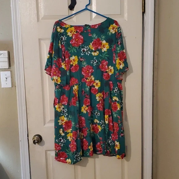 Torrid V-Neck Challis Mini Green Floral Patterned Dress 3X. - Picture 2 of 7